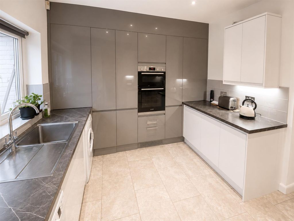 Property photo 3 of 7 0B3c1cc8-3B85-46F4-9341-83F137Fe0d49.Png