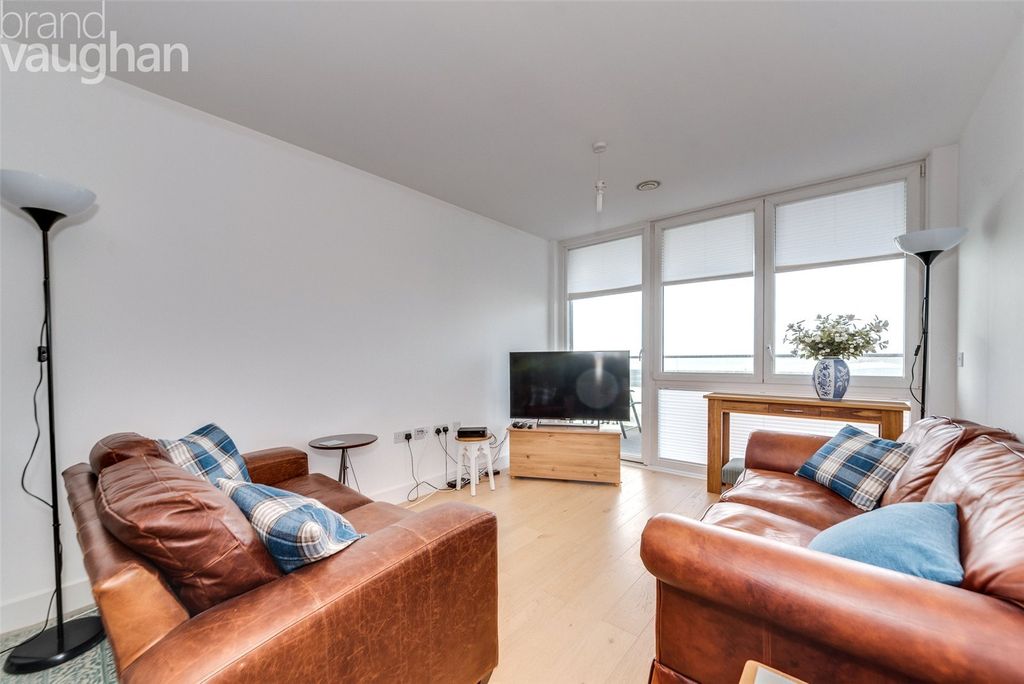 Property photo 3 of 11 Living Room