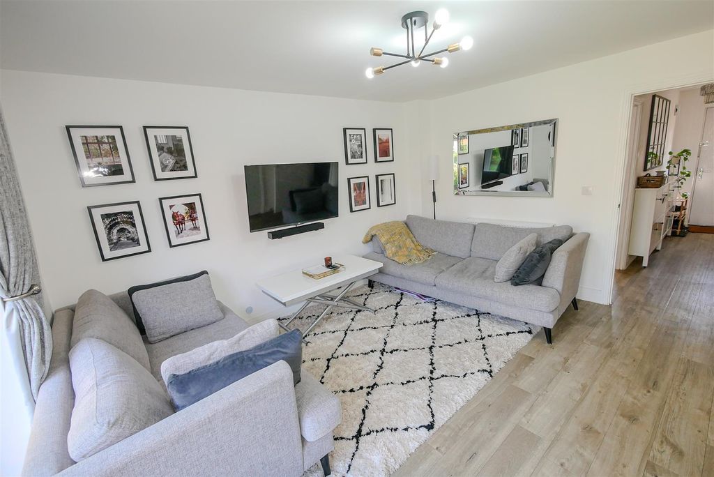 Property photo 2 of 10 Lounge