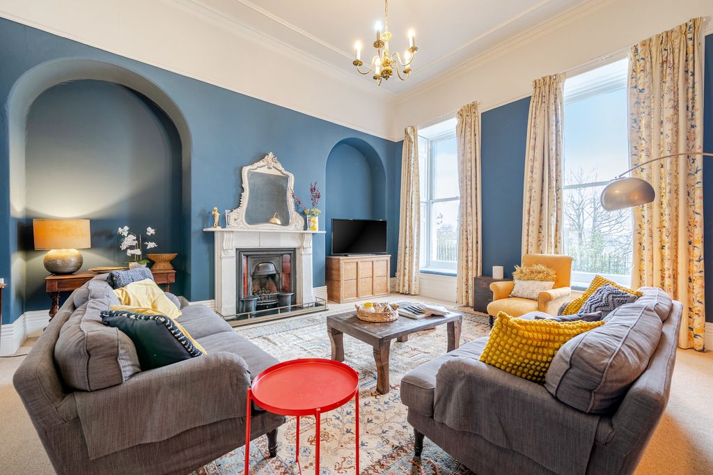 2 bed flat for saleRoyal York Crescent, Bristol BS8