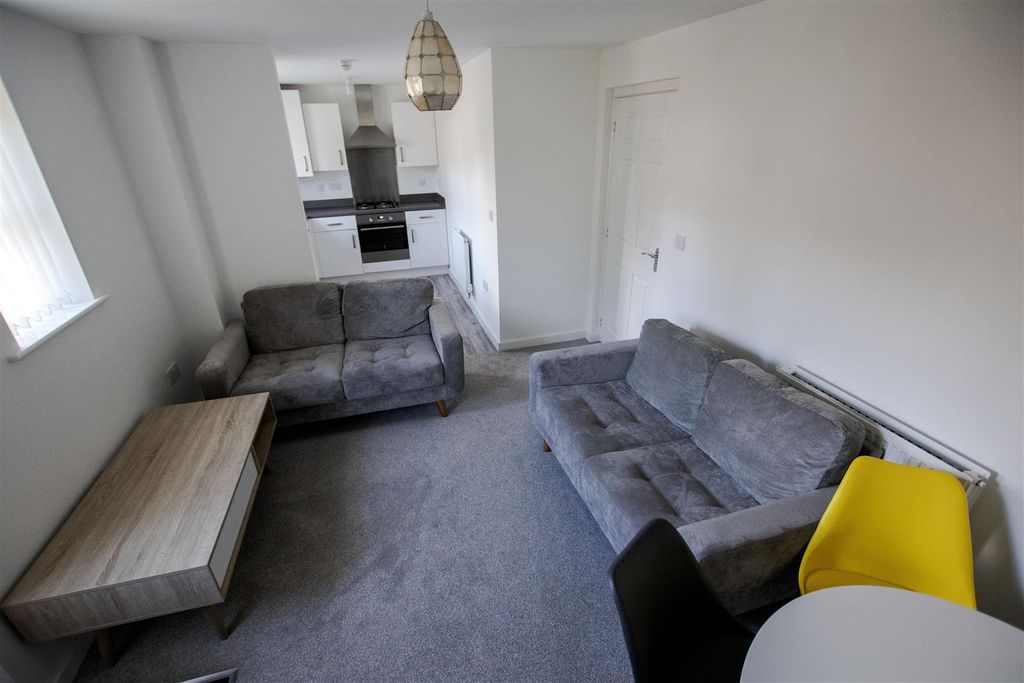 Property photo 1 of 7 Approach