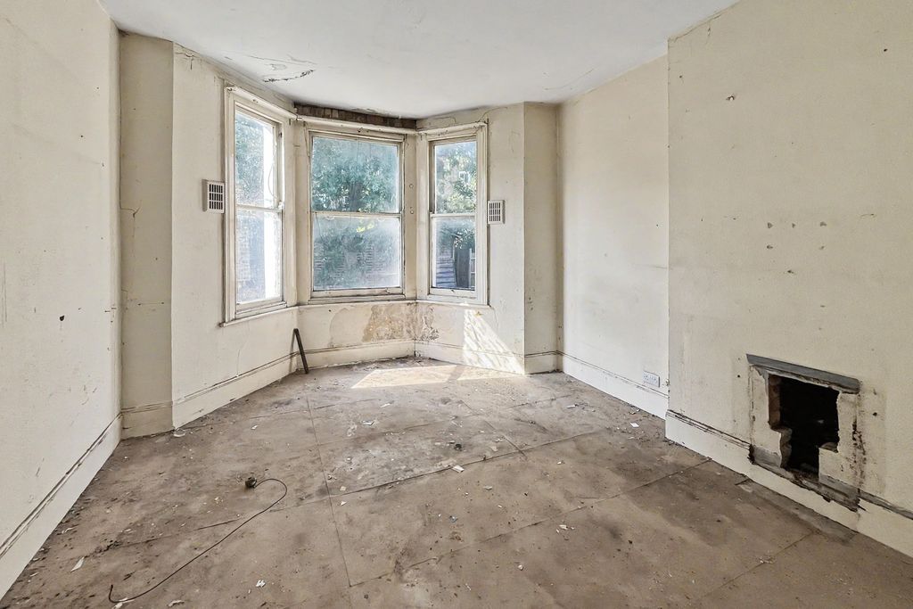 Property photo 2 of 13 95B Woodside, Wimbledon, London, Sw19 7BA