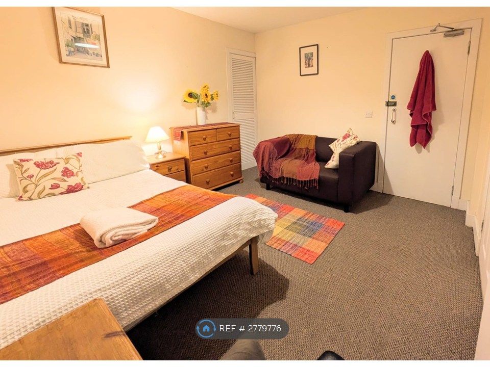Property photo 3 of 17 Room 1 - Double Ensuite - £690/Mo