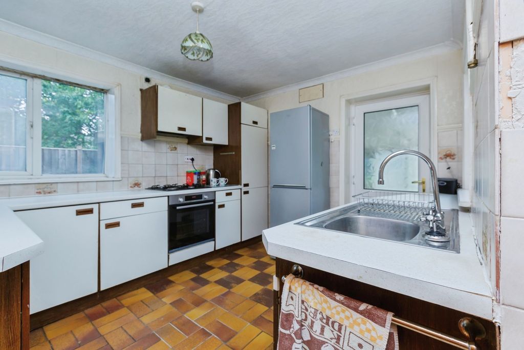 Property photo 3 of 17 Kitchen