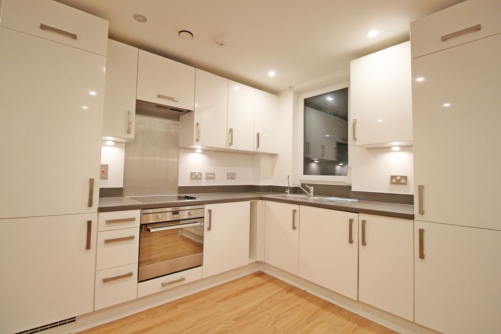 Property photo 1 of 6 2 Bed Flat To Rent Pontes Avenue, Hounslow Tw3