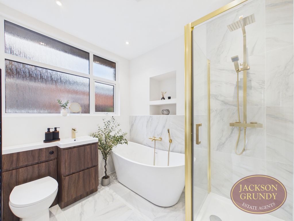 Property photo 3 of 17 Northampton Lane South