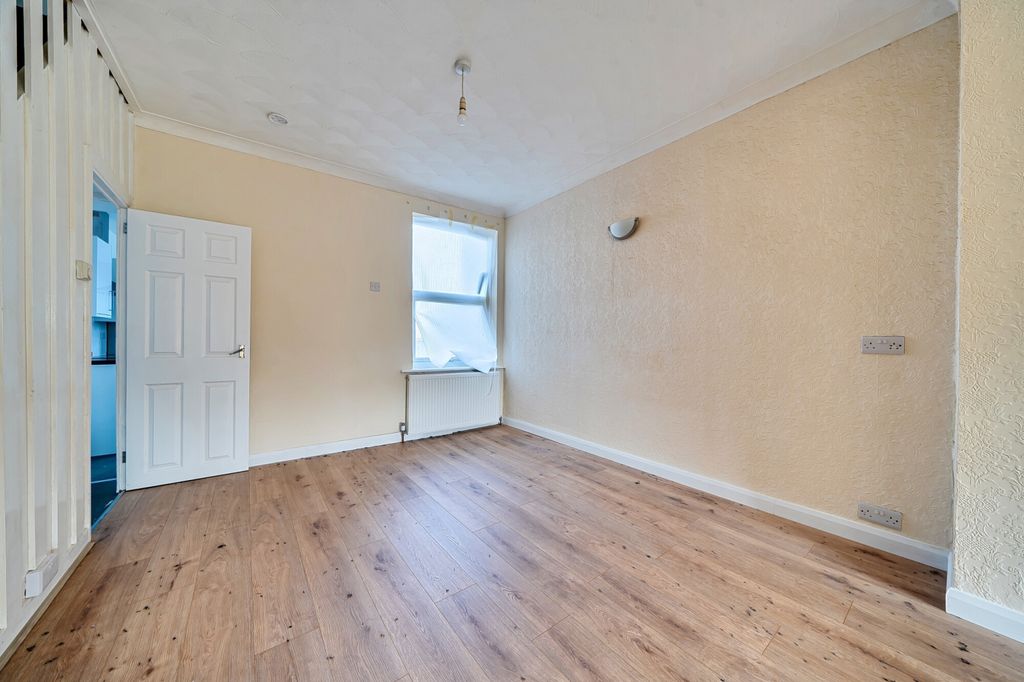 Property photo 2 of 20 1433480-17-69Bd7B...