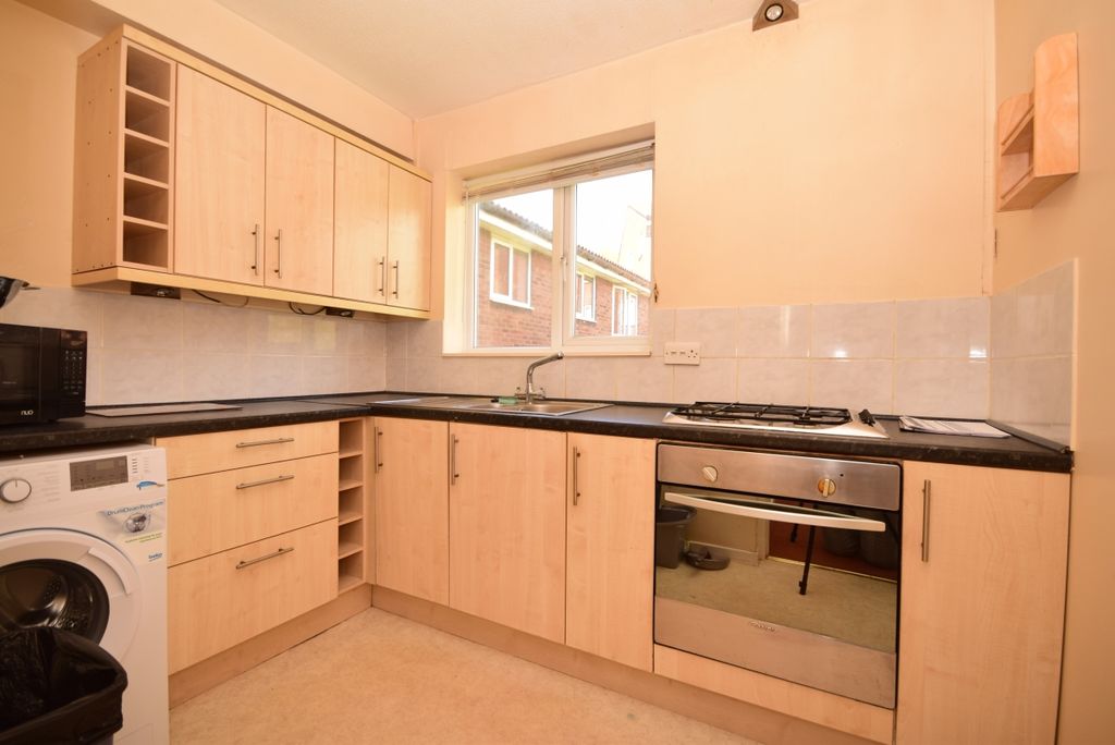 Property photo 3 of 9 Kitchen