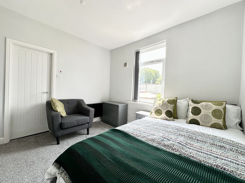 Property photo 1 of 11 4 Bed Shared House - Carlton Road, Barnsley S71