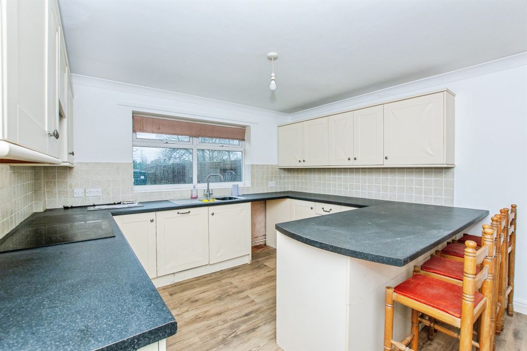 Property photo 3 of 9 Kitchen