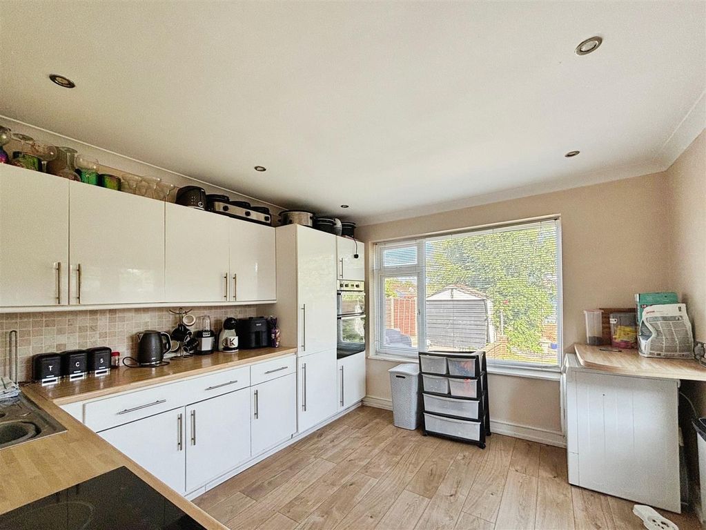Property photo 3 of 9 Kitchen