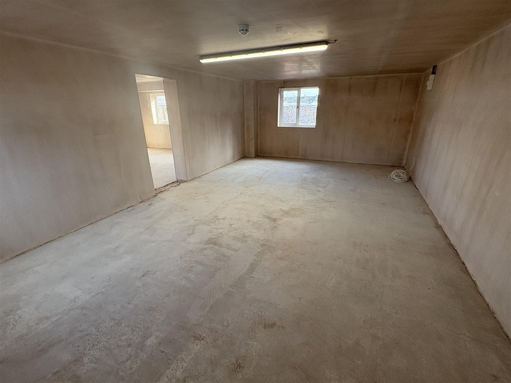 Property photo 3 of 7 Spacious Neutral Living Area With Good Naturalãƒ©Ã‚¤Ãƒˆ...