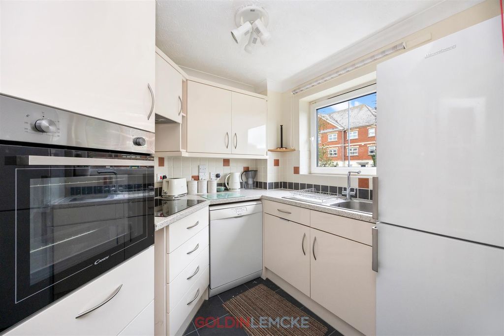 Property photo 3 of 8 Kitchen