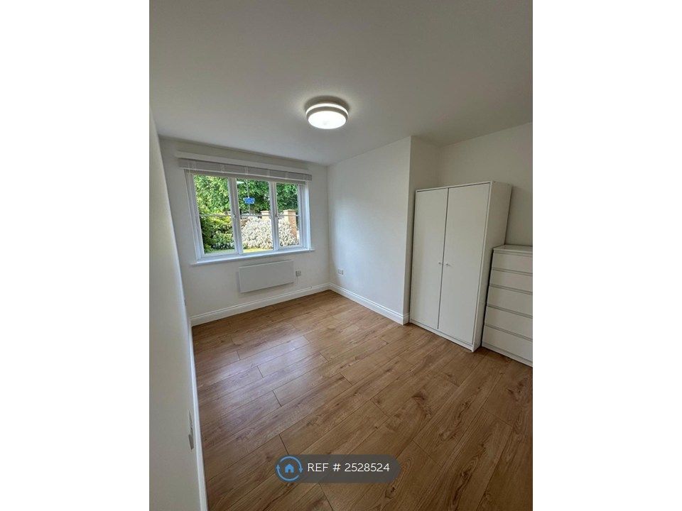 Property photo 3 of 5 l Shaped Double Bedroom