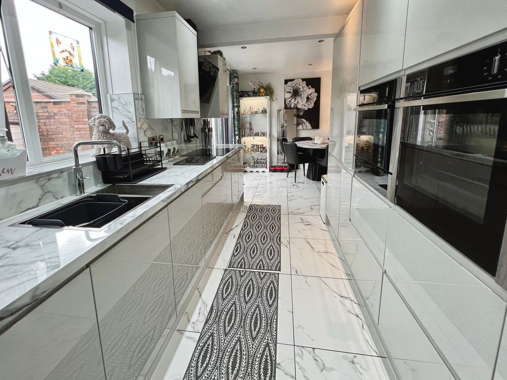 Property photo 3 of 14 Kitchen