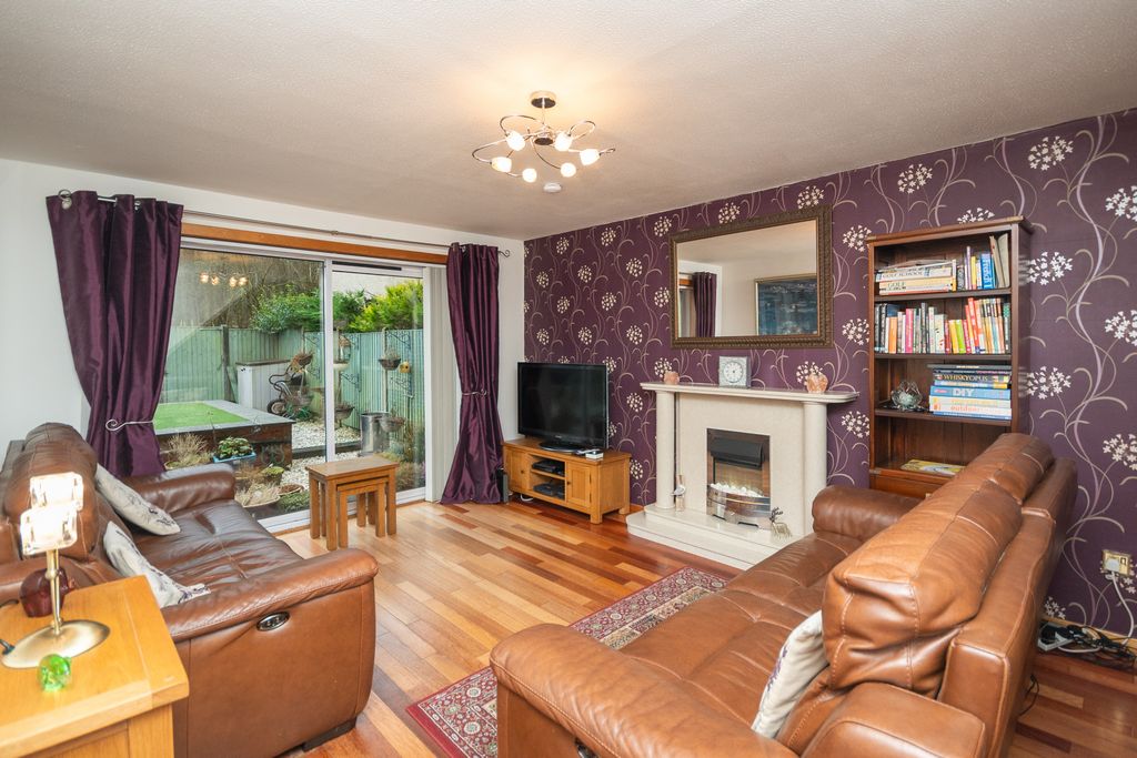 Property photo 2 of 15 Lounge