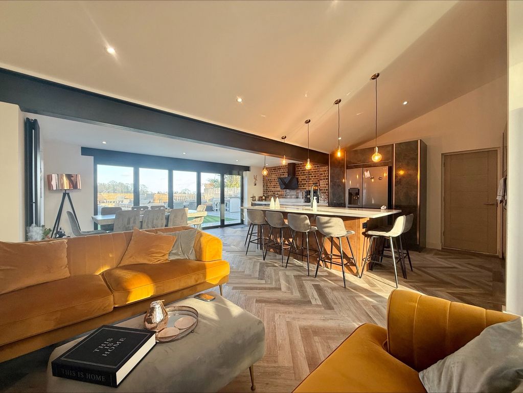 Property photo 2 of 28