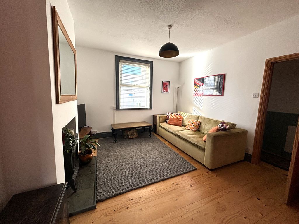 Property photo 3 of 21 Living Room