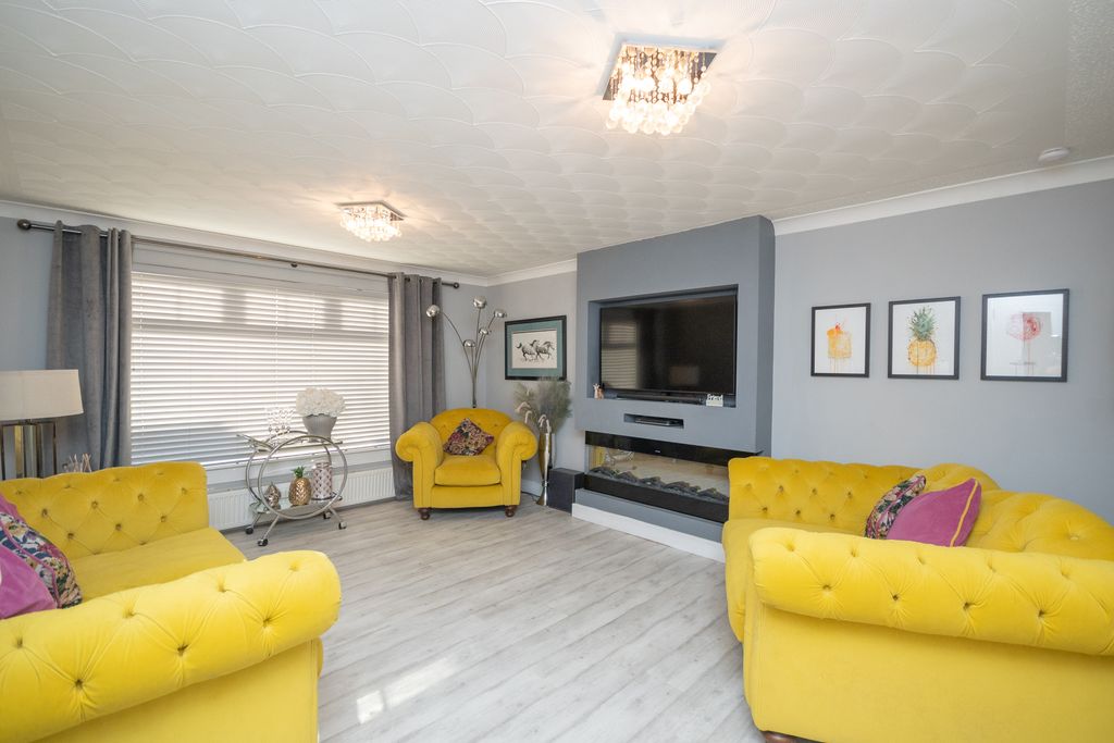 Property photo 2 of 15 Lounge