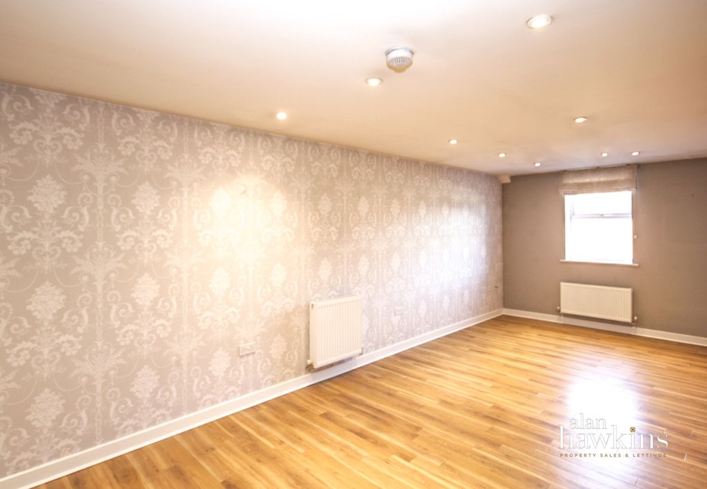 Property photo 2 of 7 Lrg_Lounge-2