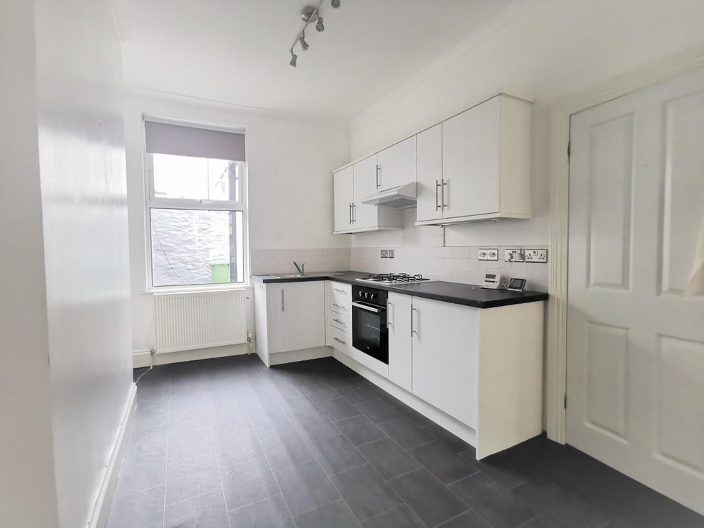 Property photo 2 of 8 Kitchen