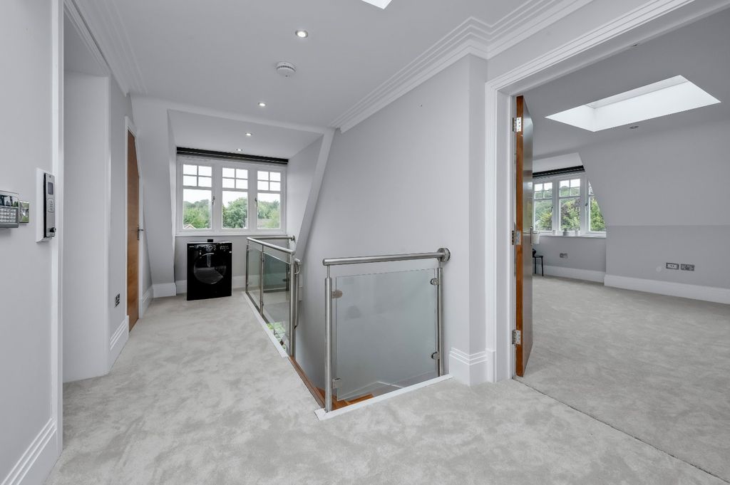Property photo 3 of 10 Landing