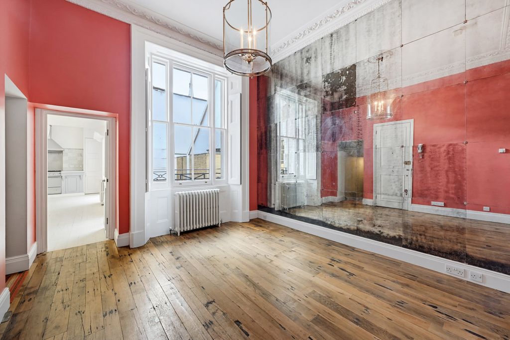 Property photo 3 of 20 Entrance Hall