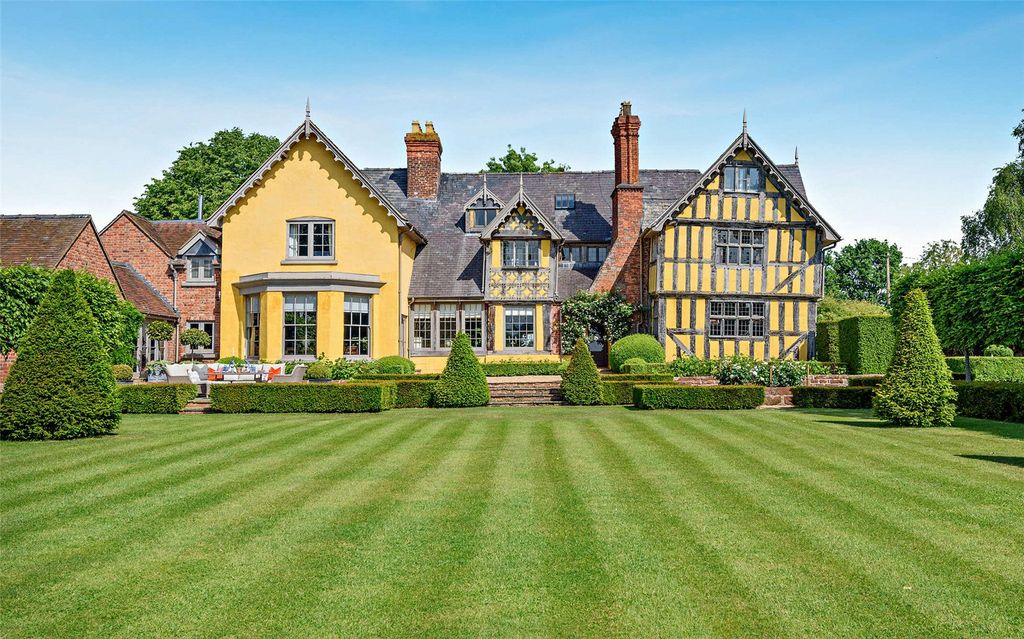 Property photo 1 of 35 Alderton Hall