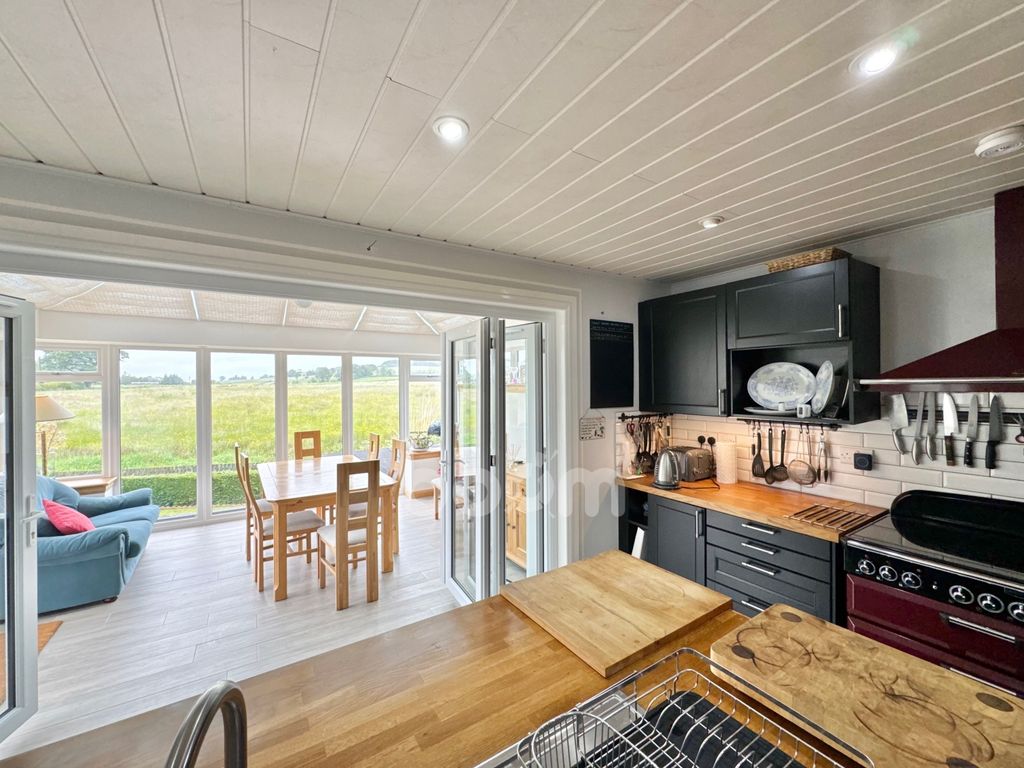 Property photo 3 of 32 Main Road, Gateside Kitchen Space