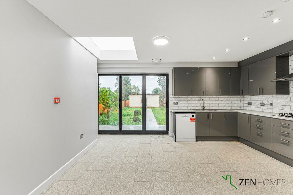 Property photo 2 of 32