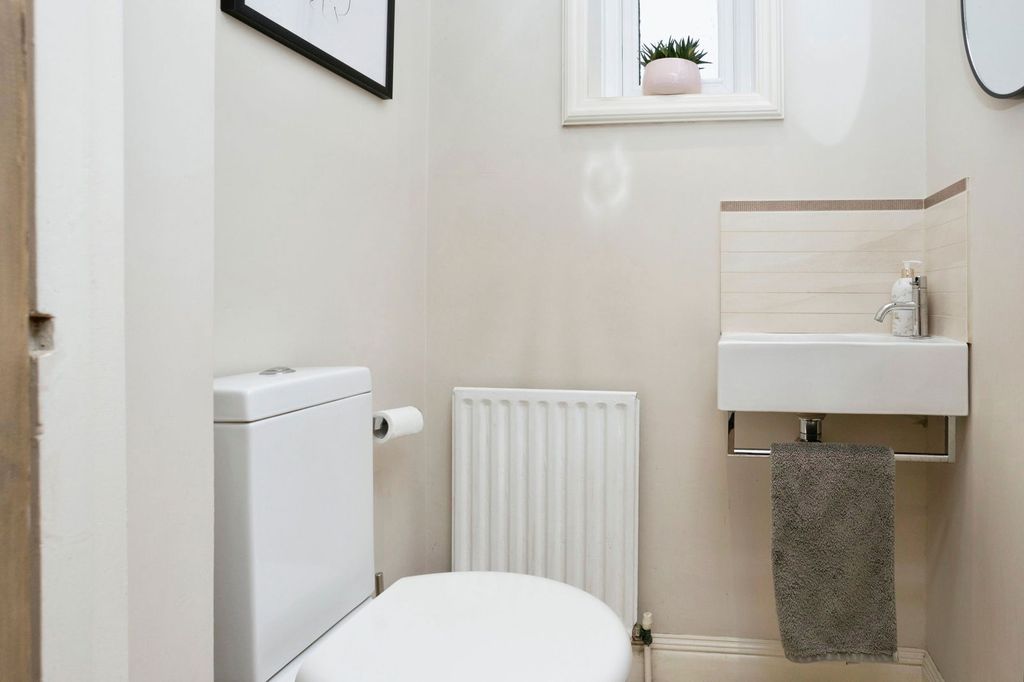 Additional image 17 of 3 bed detached house for saleSt Leonards Road, Horsham, West Sussex. RH13