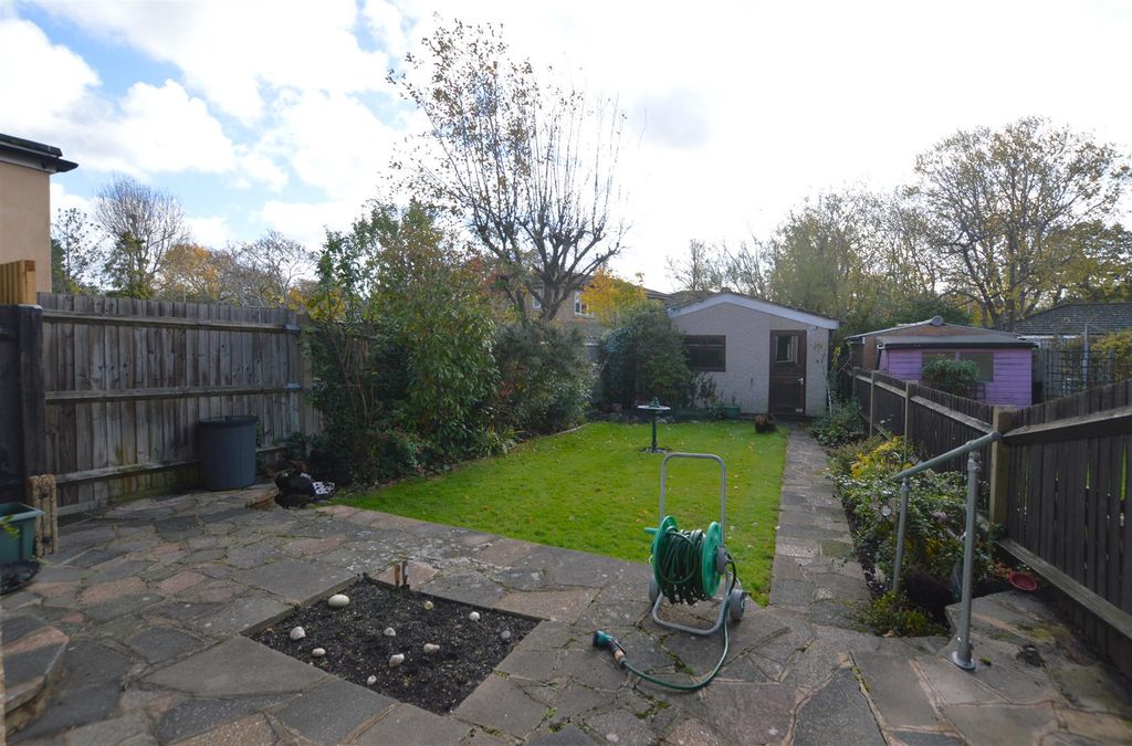 Property photo 3 of 9 21 Kneller Gardens Garden.Jpg