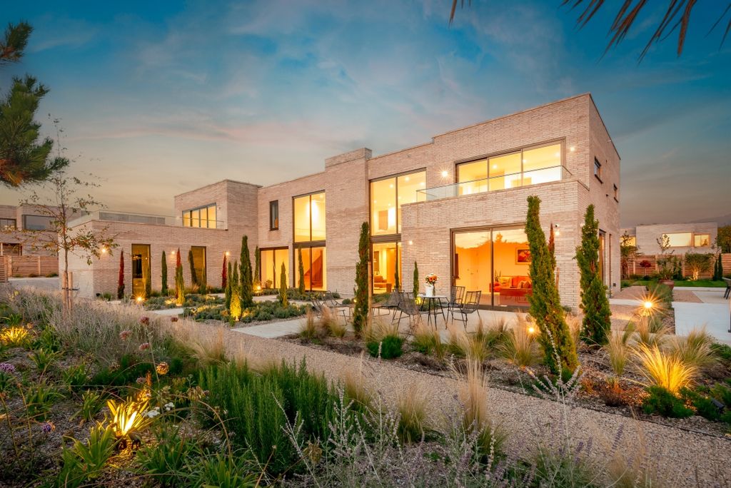 Property photo 1 of 18