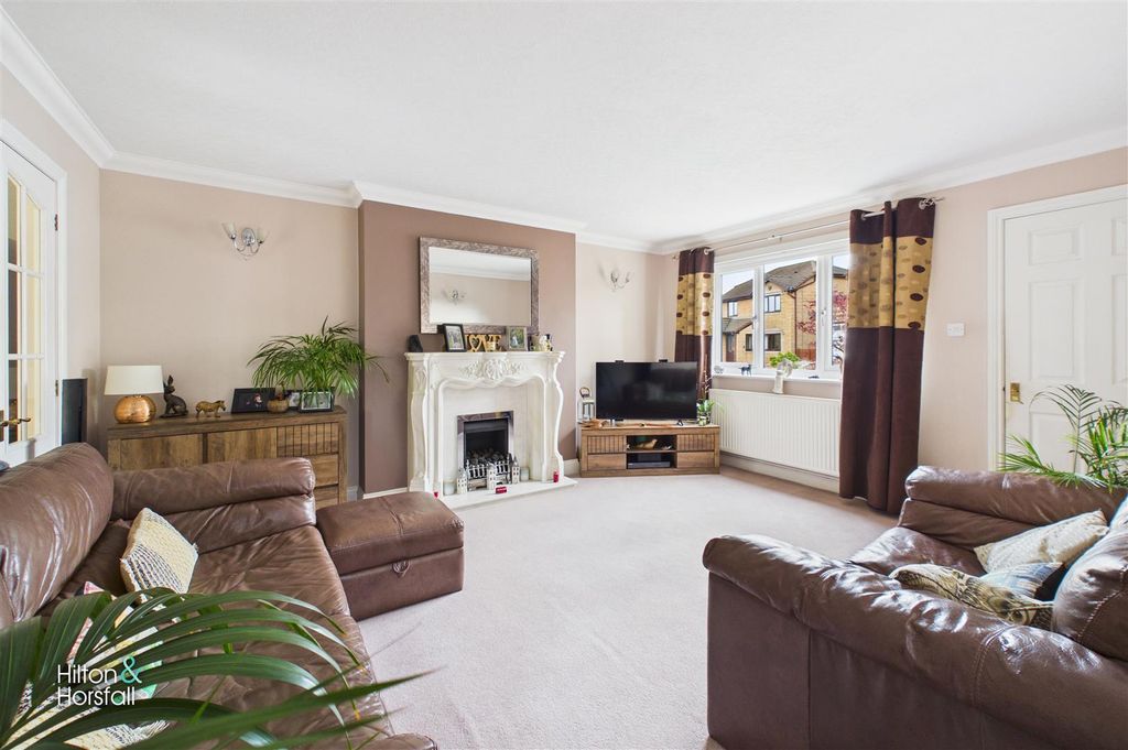 Property photo 2 of 18 Deepdale Green