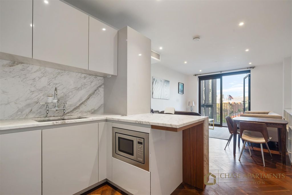 Property photo 2 of 17 Ambassador Building Sw11 7Br-5.Jpg