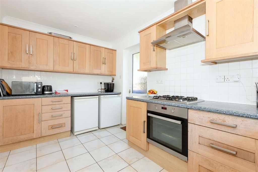 Property photo 2 of 17 Sullington Gardens_10.Jpg