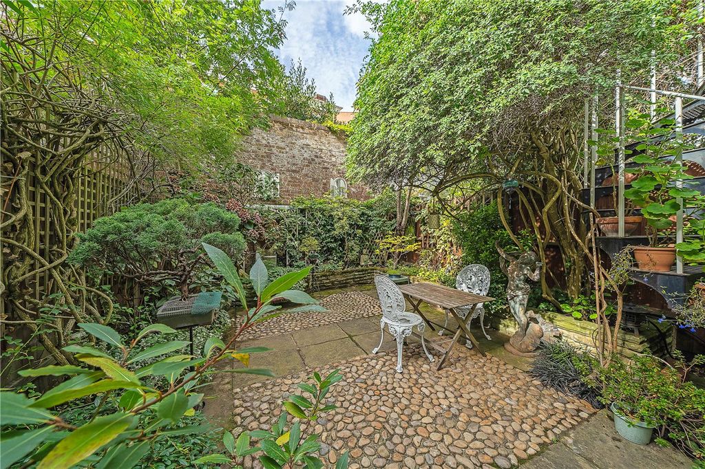 Property photo 3 of 11 Garden