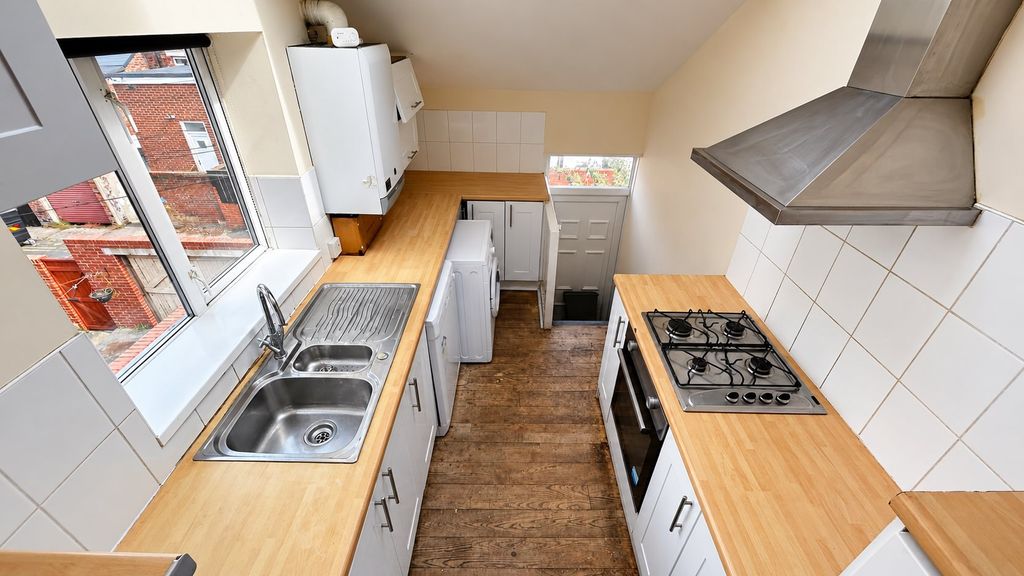 Property photo 3 of 14 Kitchen