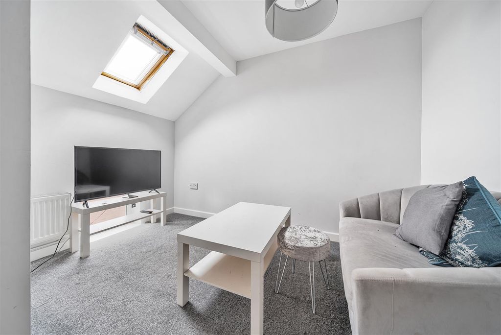 Property photo 3 of 8 Queen Lounge.Jpg