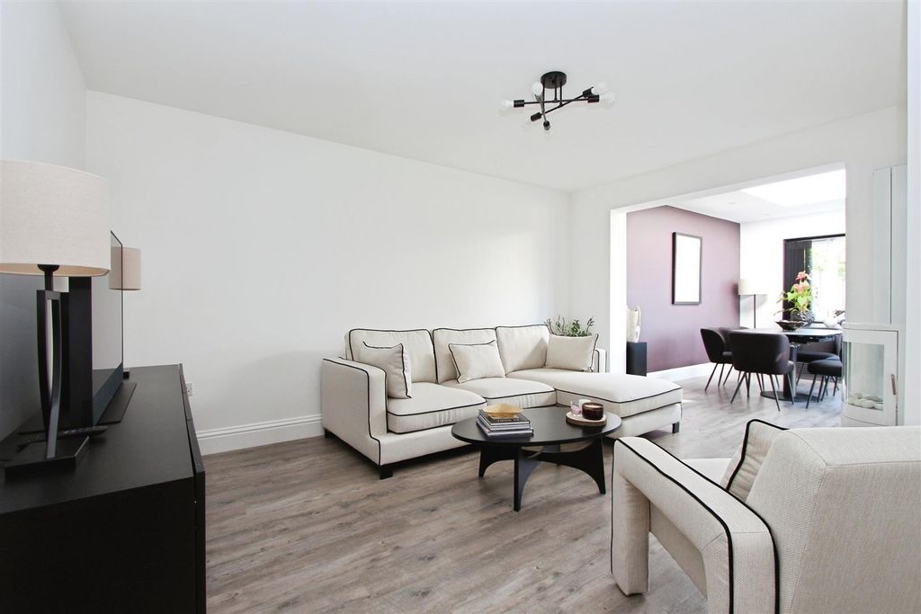 Property photo 3 of 18 Sitting Area