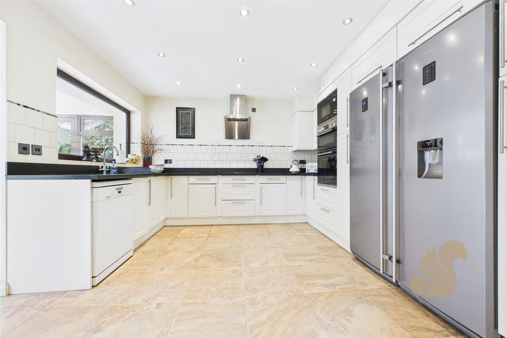 Property photo 3 of 37 Cam03877G0-Pr0233-Still021.Jpg