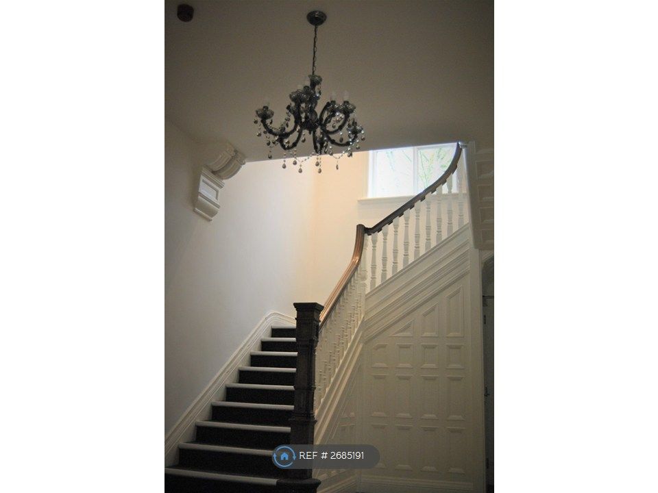 Property photo 3 of 14 Communal Lobby