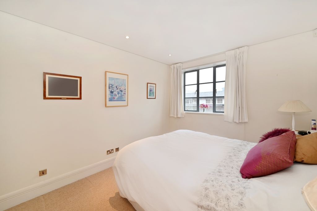 Property photo 3 of 11 416-Spice-Quay-He...