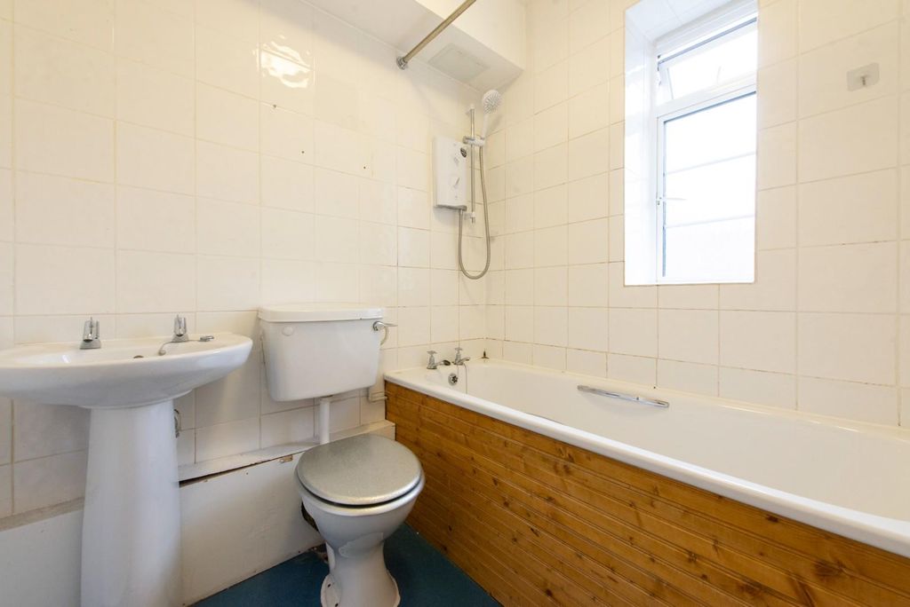 Property photo 3 of 12 Bathroom