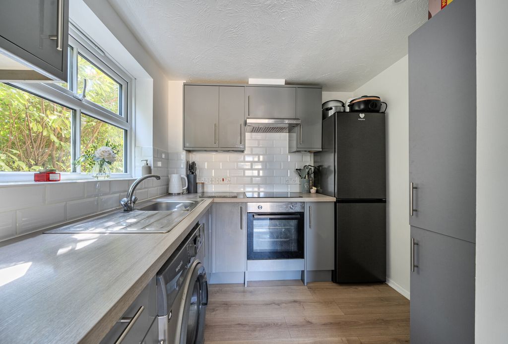 Property photo 3 of 13 1452710-8-69Ef40B...