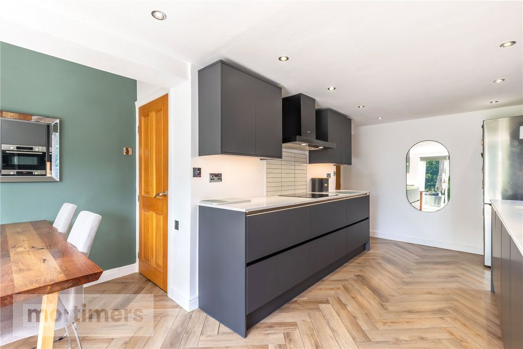 Property photo 3 of 35 Kitchen