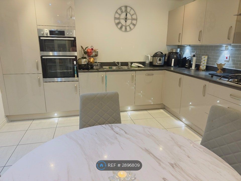 Property photo 1 of 9 Kitchen