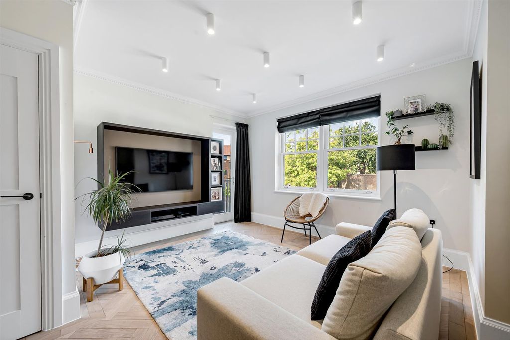 Property photo 2 of 13 Flat 5, 35, West Lodge Avenue-2.Jpg