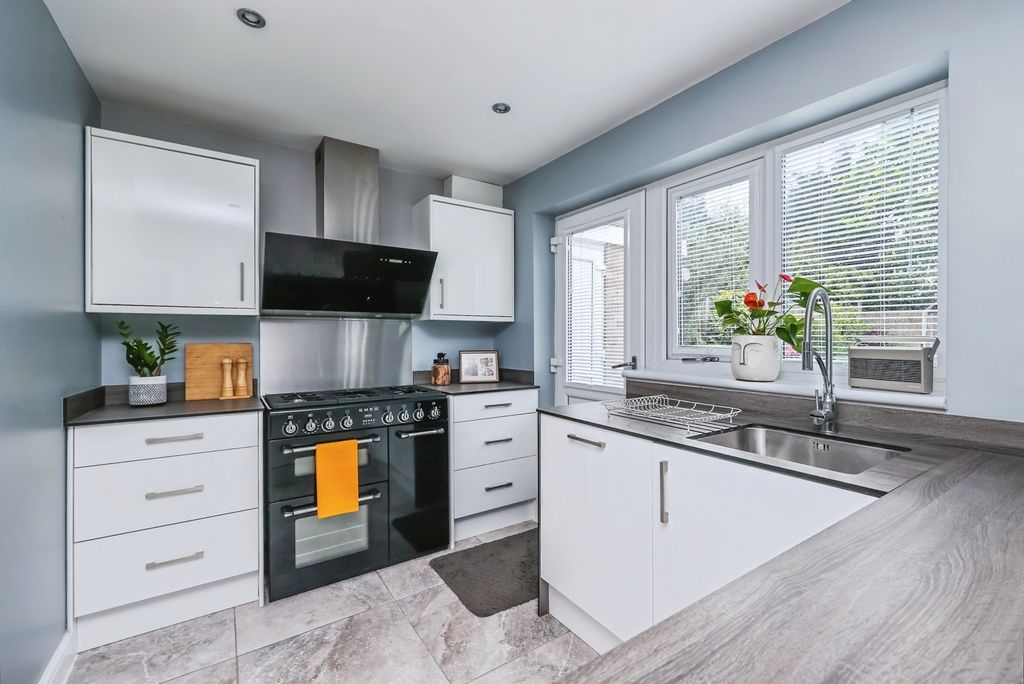 Property photo 2 of 25 Kitchen