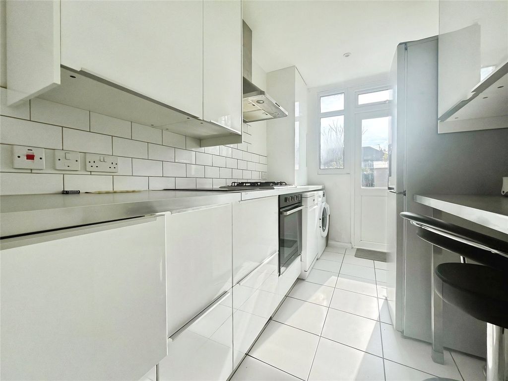 Property photo 3 of 10 Kitchen